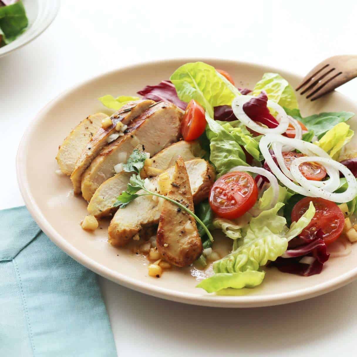 Salad ức gà nướng giảm cân
