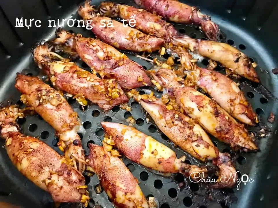 Chế biến hải sản siêu ngon bằng nồi chiên không dầu 19 muc nuong sa te bang noi chien khong dau