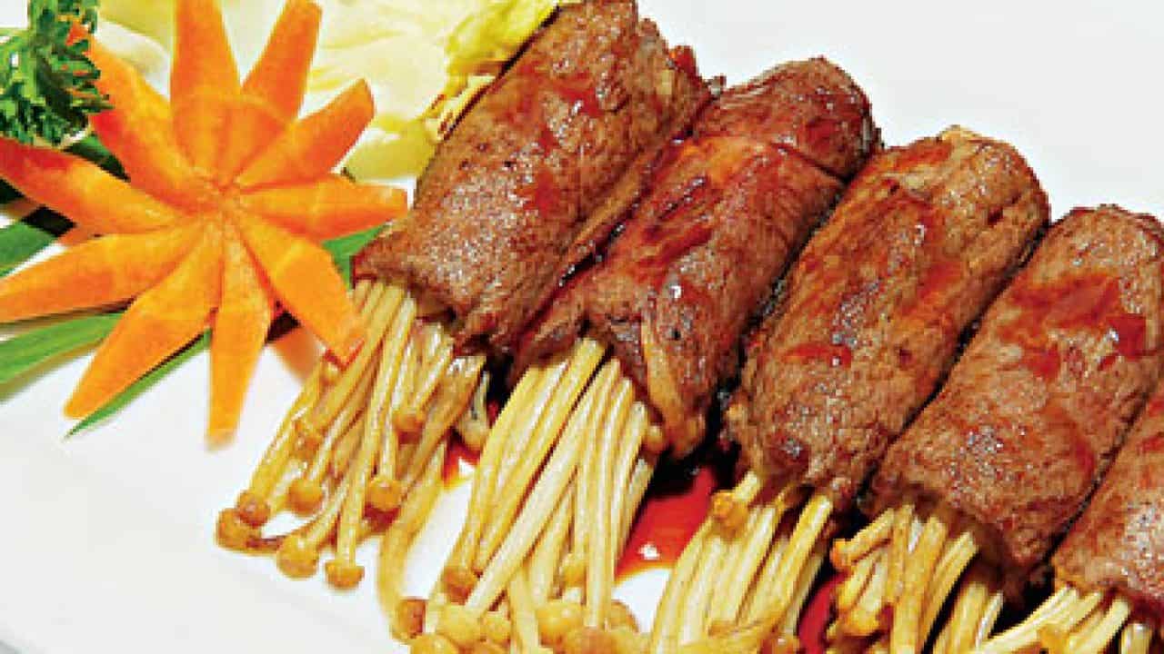 Thịt bò cuộn nấm kim châm nướng bằng nồi chiên không dầu