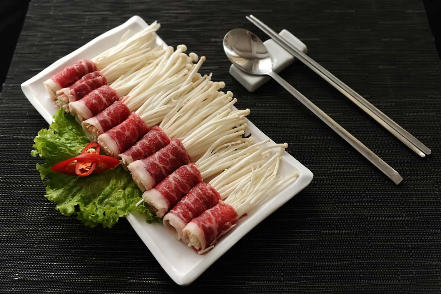 Nồi chiên không dầu và món bò cuộn nấm kim châm 16 Bò cuộn nấm kim châm nướng bằng nồi chiên không dầu
